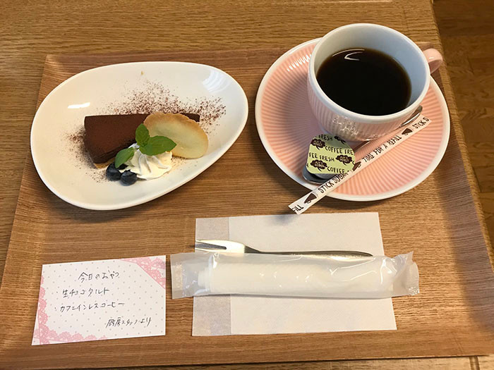 Mỗi suất ăn cho sản phụ gồm nhiều món được trình bày trong những đĩa, bát nhỏ với một lượng vừa đủ, cách trang trí bắt mắt.