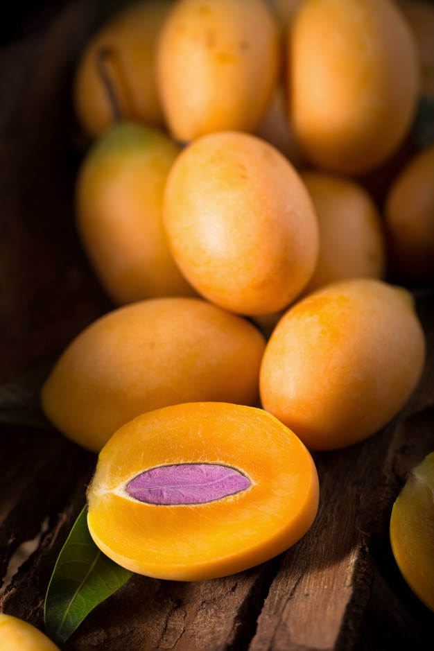 Do có vẻ ngoài lạ mắt nên Plango không chỉ được người dân địa phương Thái yêu thích mà các du khách cũng rất ưa chuộng loại quả này. Ảnh: Samuidays.