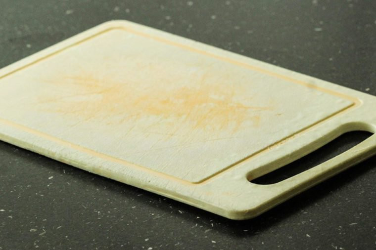 Không khử trùng thớt: Thớt trung bình có chứa vi khuẩn cao hơn 200 lần so với nhà vệ sinh. Để loại bỏ những mầm bệnh khó chịu này, hãy làm sạch thớt thường xuyên và phun giấm lên bề mặt rồi để nó qua đêm.