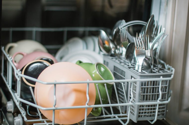 Việc cọ rửa chậu rửa hay kệ đựng bát đĩa cũng là điều bạn nên làm thường xuyên. Những nơi này thường ẩm ướt và sản sinh vi khuẩn, do vậy, bạn cần vệ sinh sạch sẽ liên tục. Ảnh: RD.