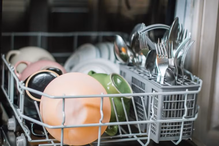 Việc cọ rửa chậu rửa hay kệ đựng bát đĩa cũng là điều bạn nên làm thường xuyên. Những nơi này thường ẩm ướt và sản sinh vi khuẩn, do vậy, bạn cần vệ sinh sạch sẽ liên tục. Ảnh: RD.