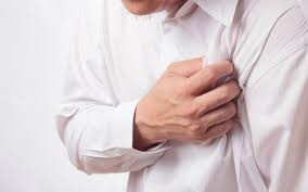 Các bác sĩ không biết chính xác nguyên nhân gây ra tình trạng rách này, nhưng chúng có thể gây chảy máu giữa các lớp thành mạch, tiềm ẩn nguy cơ tử vong cao. Viện Sức khỏe quốc gia Mỹ cho biết bóc tách động mạch chủ xuất hiện ở chỉ khoảng 2 trong cứ 10.000 người, nhưng chủ yếu là nam giới ở độ tuổi 40 tới 70.