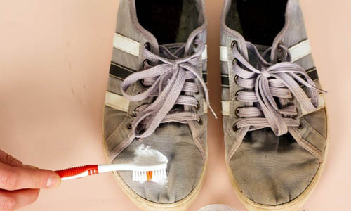 Để làm sạch giày vải sáng màu, hãy lấy bàn chải đánh răng cũ nhúng vào hỗn hợp baking soda cùng oxy già và nước, rồi cọ lên những vết bẩn trên giày.
