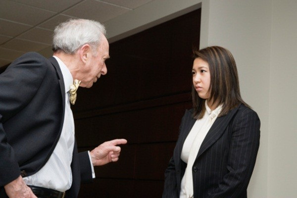 Bố chồng đề nghị tôi giúp đỡ để gỡ danh dự cho ông, tôi không biết phải làm sao (ảnh minh họa: IT)