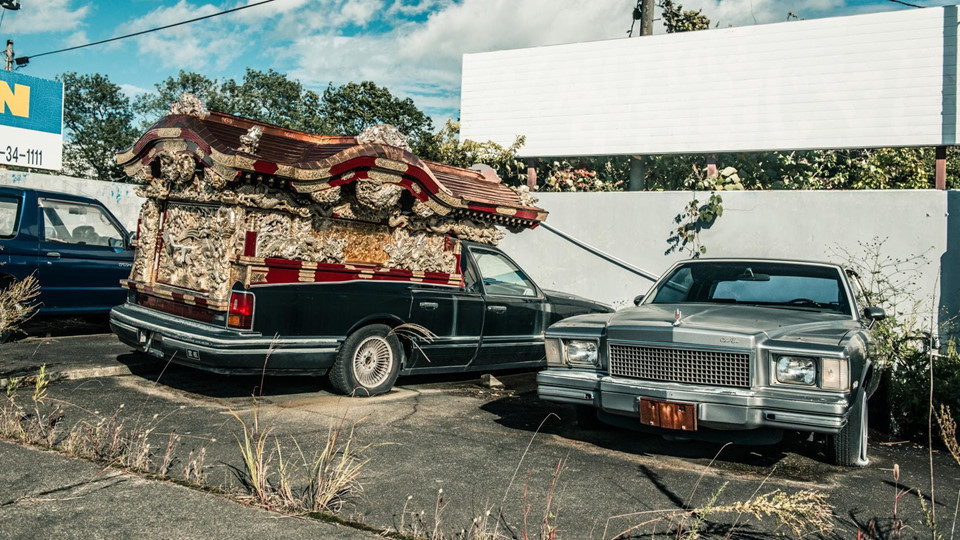 Kế đó là một chiếc Cadillac đời cũ và một chiếc xe tang cải biến từ Lincoln Town Car.