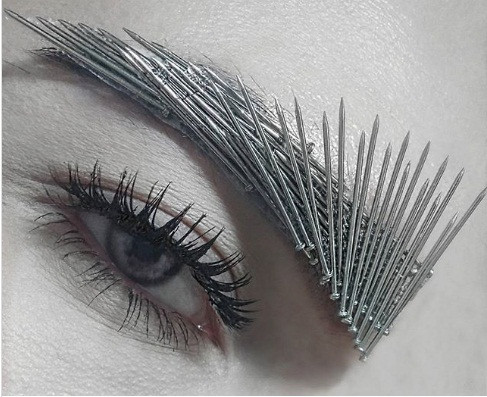 Lông mày “sắt”: Năm nay, các nhà tạo mẫu lông mày đã trở nên cực kỳ sáng tạo. Có lẽ, ý tưởng nguy hiểm và hấp dẫn nhất là lông mày sắt của nhà tạo mẫu người Serbia. Ảnh: BS, Internet.