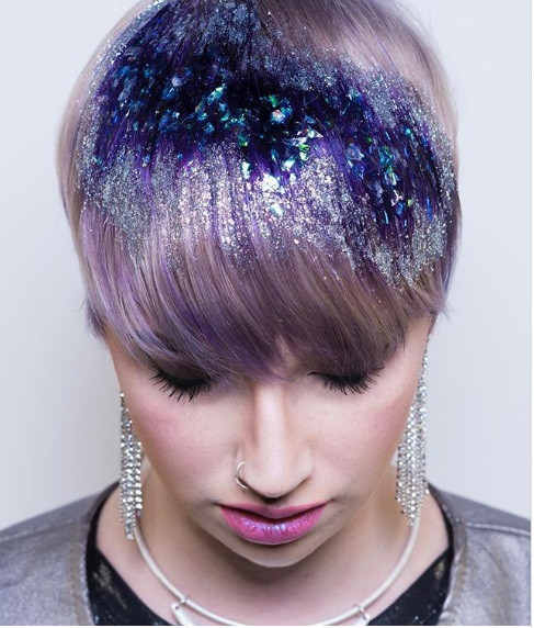 Trong năm 2018, trên Instagram còn rộ lên một xu hướng nhuộm tóc mới đặc biệt được các cô gái trẻ yêu thích, đó là tóc nhuộm geode (hay tóc nhuộm màu thạch anh).