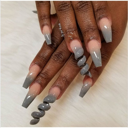 Corkscrew Nails (móng tay xoắn) cũng là xu hướng làm đẹp mới lạ trên Instagram. Nó xuất hiện lần đầu tiên trong video quảng bá của nhãn hiệu chuyên về sản phẩm dành cho móng tay - Kiara Sky.
