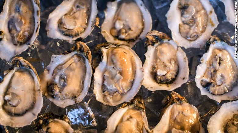 Ngộ độc thực phẩm: Khi ăn thực phẩm không đảm bảo vệ sinh, ruột của bạn có thể bị nhiễm trùng. Triệu chứng của ngộ độc thực phẩm thường gồm đi ngoài, mất nước, sốt, chướng và các cơn đau co rút ở bụng. Ảnh: CNN.