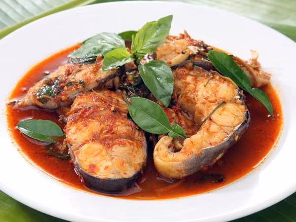 Các loại cá béo như cá hồi, cá mòi, cá ngừ rất giàu axit béo omega-3, giúp giảm viêm và cải thiện mức độ mỡ trong gan.