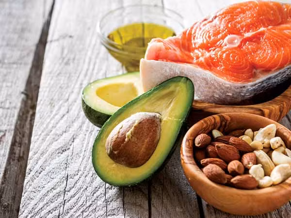 Quả óc chó, hạnh nhân và các loại hạt khác chứa axit béo omega-3 giúp cải thiện và ngăn ngừa căn bệnh này.