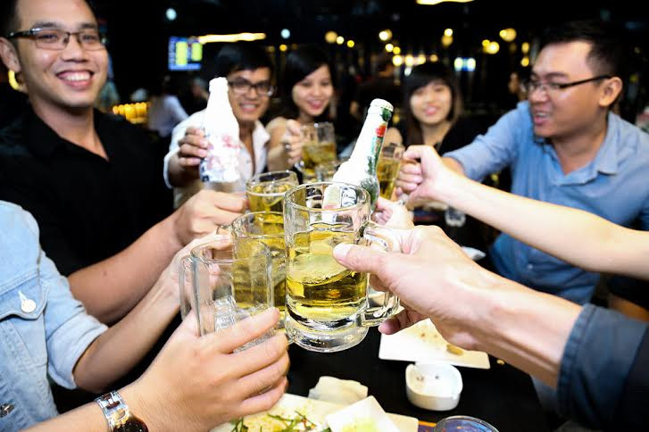 Sử dụng quá nhiều chất kích thích là điều không tránh khỏi vào dịp lễ nhưng uống quá nhiều rượu, bia, có thể gây rối loạn tâm thần, hoang tưởng, sơ gan... Riêng rượu kém chất lượng, pha bằng cồn công nghiệp (methanol), có thể gây chết người.