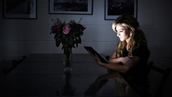 Thức khuya: Tâm lý nghỉ ngơi dịp 2/9 có thể khiến nhiều người buông thả với những bữa tiệc tùng thâu đêm hoặc thức khuya để xem phim, “cày” game. Thức khuya làm giảm sức đề kháng, dễ mắc các bệnh cảm cúm, bệnh dịch thông thường. Ngoài ra, ngủ muộn gây nên mụn, quầng thâm quanh vùng mắt, da khô...