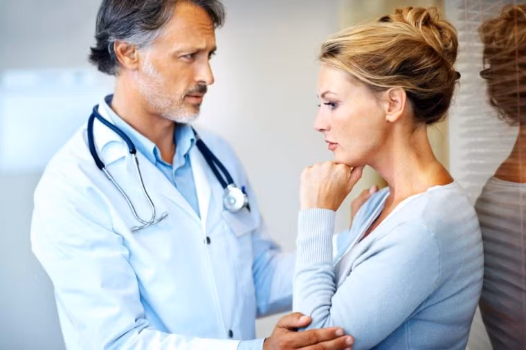 Gan nở rộng: Gan nằm ở vùng bên phải của bụng trên, kéo dài đến giữa. Gan nở to làm bạn có thể sờ thấy nó ở vị trí này. Đây là dấu hiệu ung thư gan mà nếu phát hiện, bạn cần đi khám.