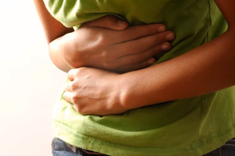 Đau bụng: Gan nở rộng và suy giảm chức năng sẽ dẫn đến đau bụng. Nếu bạn bị đau bụng cùng với gan nở rộng, rất có thể bạn đã mắc bệnh về gan.