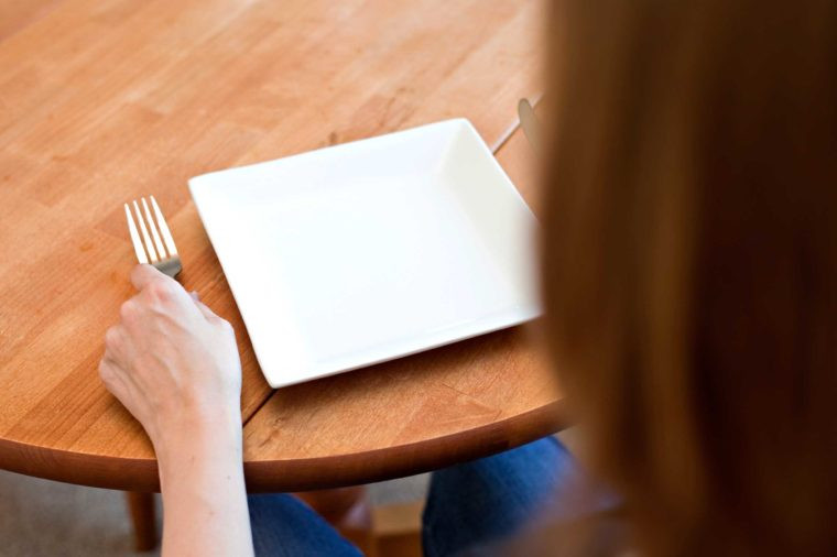 Chán ăn: Suy giảm chức năng gan sẽ ảnh hưởng đến hệ tiêu hóa của bạn. Đó chính là lí do vì sao người bị bênh ung thư gan luôn có cảm giác chán ăn và cảm thấy no mặc dù ăn rất ít.