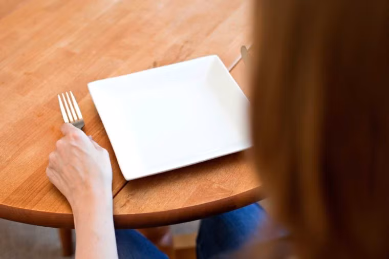 Chán ăn: Suy giảm chức năng gan sẽ ảnh hưởng đến hệ tiêu hóa của bạn. Đó chính là lí do vì sao người bị bênh ung thư gan luôn có cảm giác chán ăn và cảm thấy no mặc dù ăn rất ít.