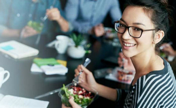 Nếu bạn phải rời khỏi bàn ăn vì bất kỳ lý do gì, hãy lịch sự xin phép trước khi rời đi.