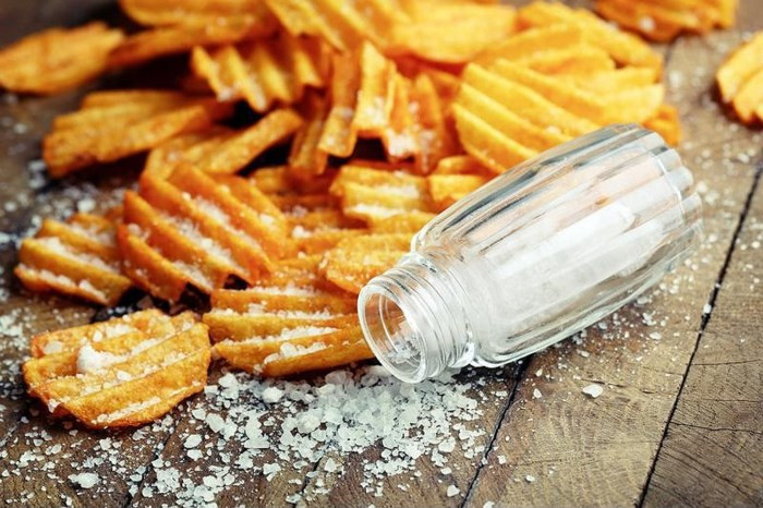 Nhiều nghiên cứu cũng phát hiện ra rằng ăn thực phẩm chứa hàm lượng muối cao thường xuyên như khoai tây chiên, thực phẩm chế biến, thức ăn nhanh, dưa chua… cũng là một trong những nguyên nhân gây ung thư vú ở phụ nữ. Điều này là do thực phẩm chứa nhiều muối chứa một lượng nitrat cao, có thể kích thích sự tăng trưởng của các tế bào ung thư ở vú.