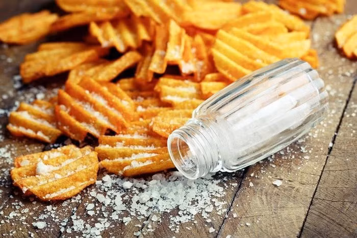 Nhiều nghiên cứu cũng phát hiện ra rằng ăn thực phẩm chứa hàm lượng muối cao thường xuyên như khoai tây chiên, thực phẩm chế biến, thức ăn nhanh, dưa chua… cũng là một trong những nguyên nhân gây ung thư vú ở phụ nữ. Điều này là do thực phẩm chứa nhiều muối chứa một lượng nitrat cao, có thể kích thích sự tăng trưởng của các tế bào ung thư ở vú.