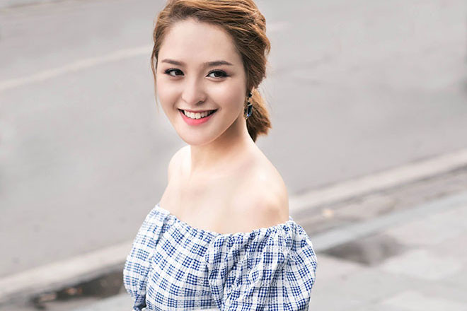 Hoàng Anh chọn cách chạy bộ một tiếng mỗi ngày, xông hơi hai lần trong một tháng. Cô cũng áp dụng chế độ ăn hạn chế tinh bột, tăng cường rau xanh và kiêng đồ chiên rán. Sau hai tháng, Hoàng Anh đã giảm được 15 kg.