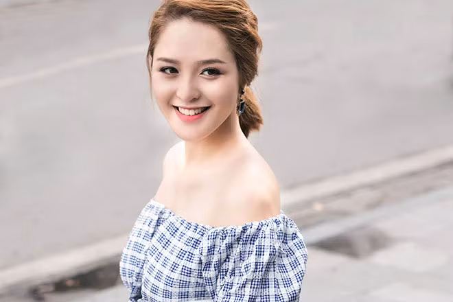 Hoàng Anh chọn cách chạy bộ một tiếng mỗi ngày, xông hơi hai lần trong một tháng. Cô cũng áp dụng chế độ ăn hạn chế tinh bột, tăng cường rau xanh và kiêng đồ chiên rán. Sau hai tháng, Hoàng Anh đã giảm được 15 kg.