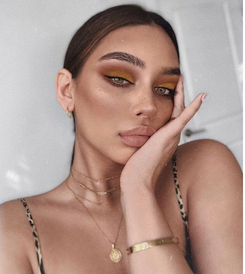 Cách chụp ảnh này giúp khoe được khung xương cơ mặt, lông mày cũng được nâng lên và khuôn mặt bạn trên trẻ trung hơn.