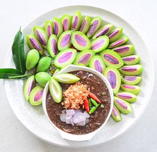 Vì được lai giữa xoài và mận nên mùi vị của Plango có vị hơi giống xoài, hơi giống mận, chua chua, ngọt ngọt. Ảnh: Samuidays.