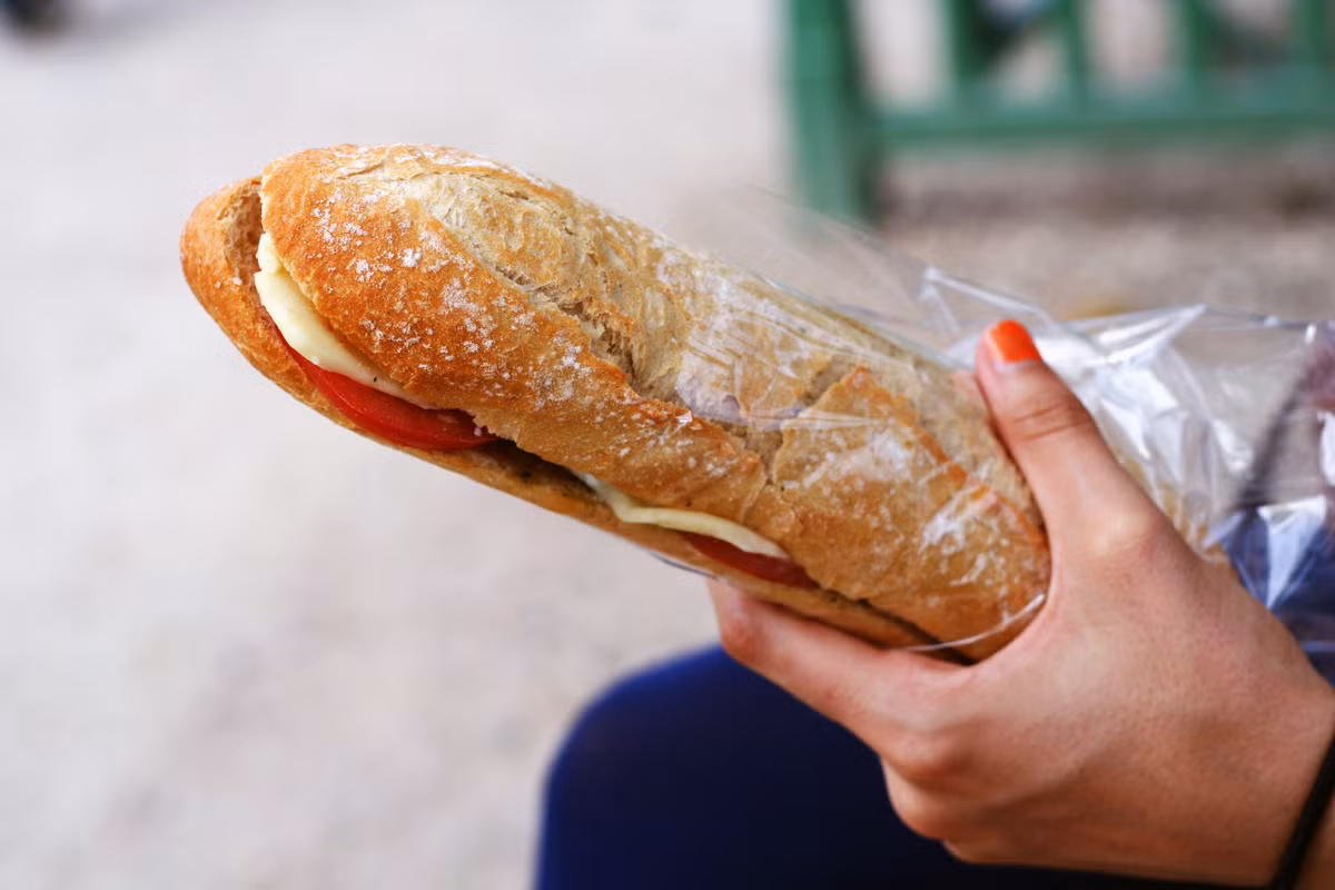 Bánh mì kẹp (Baguette sandwich) ở Chez Aline: Bánh mì kẹp là món ăn đường phố điển hình ở Pháp, dành cho dân văn phòng bận rộn và sinh viên.