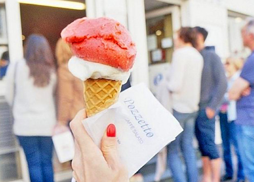 Kem Gelato tại Pozzetto: Tại hàng Pozzetto, ở Marais (Paris, Pháp) có hàng chục vị kem để bạn chọn như dưa hấu, sữa chua, vani... Nếu có cơ hội đến Pháp, bạn chớ quên thưởng thức món ăn đường phố ngon miệng này.