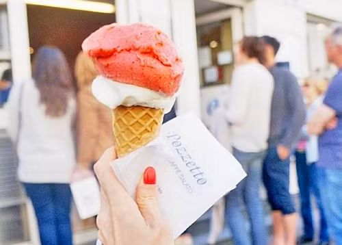 Kem Gelato tại Pozzetto: Tại hàng Pozzetto, ở Marais (Paris, Pháp) có hàng chục vị kem để bạn chọn như dưa hấu, sữa chua, vani... Nếu có cơ hội đến Pháp, bạn chớ quên thưởng thức món ăn đường phố ngon miệng này.