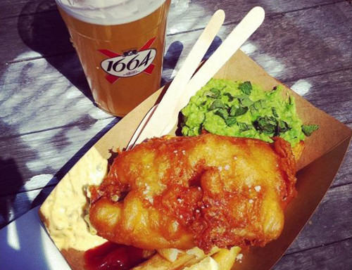 Fish and Chips ở Sunken Chip: Món fish and chip gồm phi-lê cá đông lạnh và khoai tây chiên. Những miếng cá tươi đánh từ biển, đông lạnh chuyển về trong ngày. Khoai tây chiên cắt miếng dày kiểu Anh.