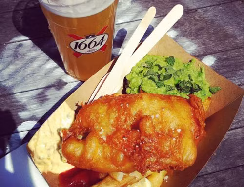 Fish and Chips ở Sunken Chip: Món fish and chip gồm phi-lê cá đông lạnh và khoai tây chiên. Những miếng cá tươi đánh từ biển, đông lạnh chuyển về trong ngày. Khoai tây chiên cắt miếng dày kiểu Anh.