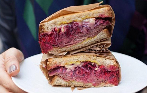 Sandwich bò hun khói ở Frenchie to Go: Đầu bếp Gregory Marchand mở nhà hàng Frenchie to Go phục vụ những chiếc bánh mì hun khói tại chỗ và mang đi.