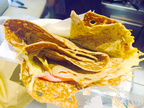 Bánh Crepes ở L'avant Comptoir: Đến nhà hàng Camdebor’s L’Avant Comptoir, bạn có thể gọi một chiếc bánh crepe mang đi và thưởng thức ở vườn Luxembourg gần đó.