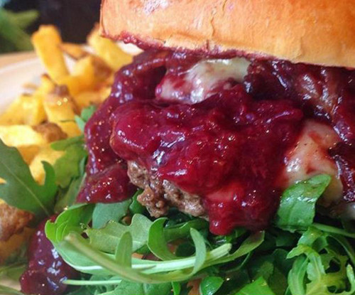 Tacos ở Cantine California: Đây là một trong những món ăn đường phố đáng thưởng thức khi tới Pháp. 