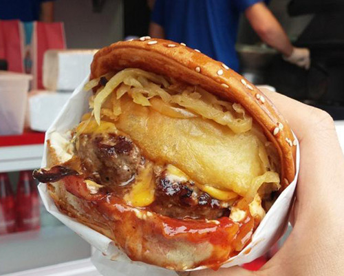 Burger ở Le Camion qui Fume: Burger ngày càng phổ biến và được yêu thích ở Paris, xuất hiện khắp mọi nơi trong thành phố. Thế nhưng, món burger của nhà hàng Le Camin qui Fume vẫn ngon nhất.