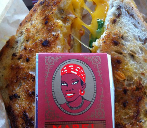 Bánh mì pho mát nướng ở Mabel: Chỉ quanh góc phố đi bộ dọc trục đường Montorgeuil, bạn sẽ tìm thấy hàng bánh ngon khó cưỡng này. Món ăn hấp dẫn này ngon hơn khi ăn kèm sốt cà chua.