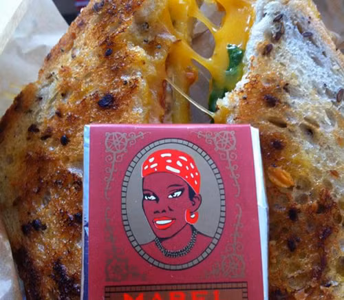 Bánh mì pho mát nướng ở Mabel: Chỉ quanh góc phố đi bộ dọc trục đường Montorgeuil, bạn sẽ tìm thấy hàng bánh ngon khó cưỡng này. Món ăn hấp dẫn này ngon hơn khi ăn kèm sốt cà chua.