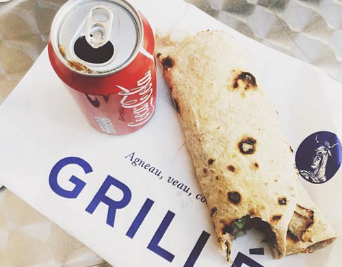 Bánh mì kebab ở Grillé: Món ăn đường phố truyền thống của Paris, một chiếc kebab đơn giản với thịt nướng và nước sốt trắng thơm béo ngậy. Bạn có thể thưởng thức bánh mì kebab tại nhà hàng Grillé.