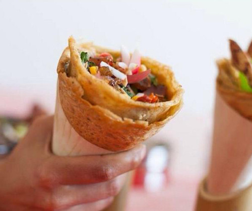 Dosas tại Épices &amp; love: Xe đồ ăn hippy này phục vụ món dosas tự làm của Ấn Độ gồm bột gạo cuộn nhân khoai tây, hành tây, gia vị, tương cà chua và dưa chua.