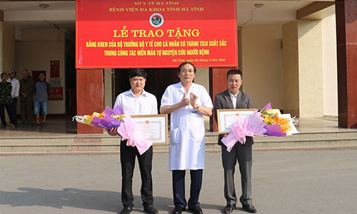 Bo Y te tang bang khen 2 ca nhan hien mau cuc hiem cuu benh nhan