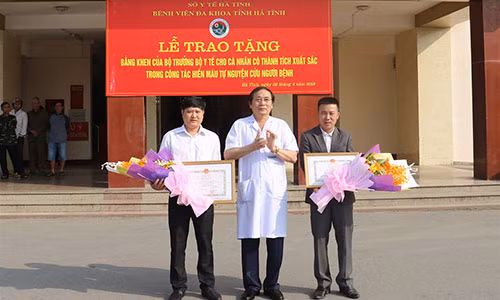 Bo Y te tang bang khen 2 ca nhan hien mau cuc hiem cuu benh nhan