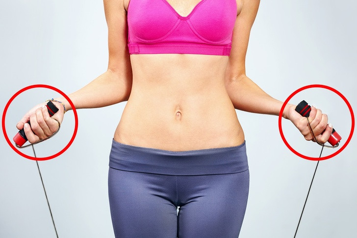 Nhảy dây là một cách tuyệt vời để tiêu tan phần mỡ lưng và vai. Hãy chăm chỉ tập nhảy dây để thủ tiêu mỡ ở lưng của bạn.