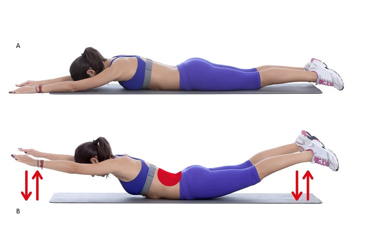 Bài tập nằm sấp trên sàn với hai cánh giơ thẳng trên đầu lòng bàn tay úp xuống. Nâng chân và tay đồng thời, giữ trong 20 giây rồi trở về vị trí bắt đầu. Lặp lại 3 lần với 20-30 giây nghỉ.