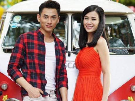 Nam ca sĩ phối áo phông trắng và khoác áo sơ mi kẻ rất phong trần.