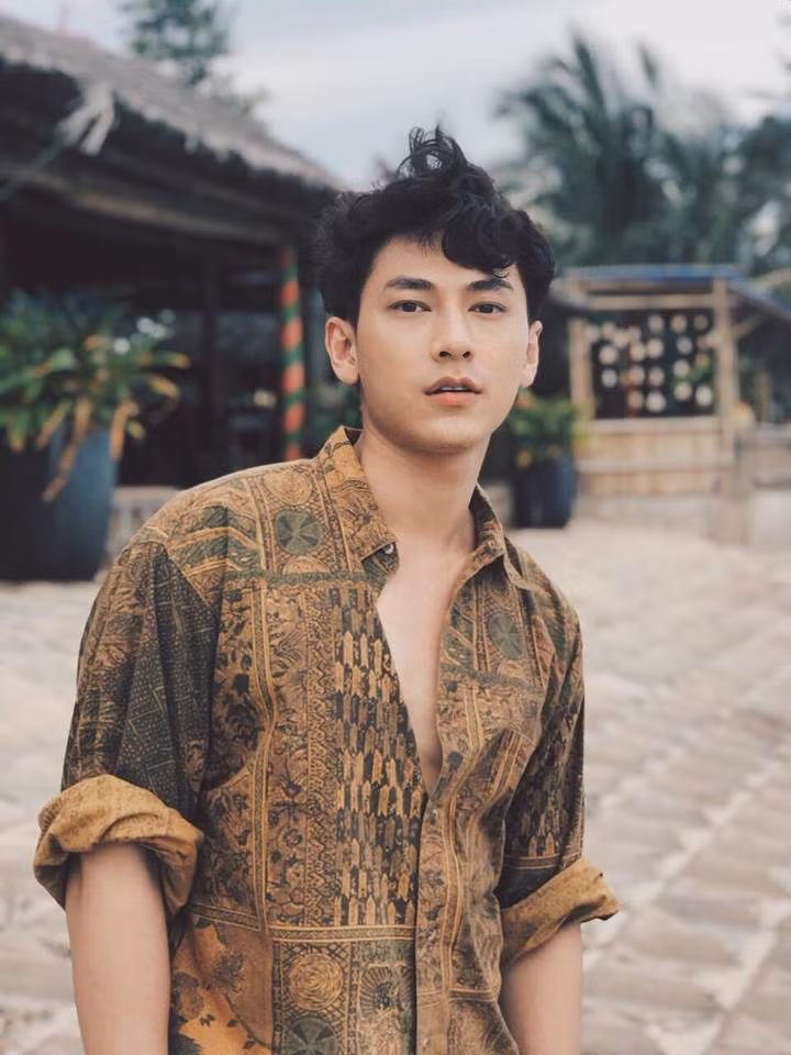 Isaac có phong cách thời trang khá đa dạng. Ngoài vẻ lịch lãm, anh còn thường mặc những chiếc áo sơ mi phá cách phanh ngực trông rất lãng tử.