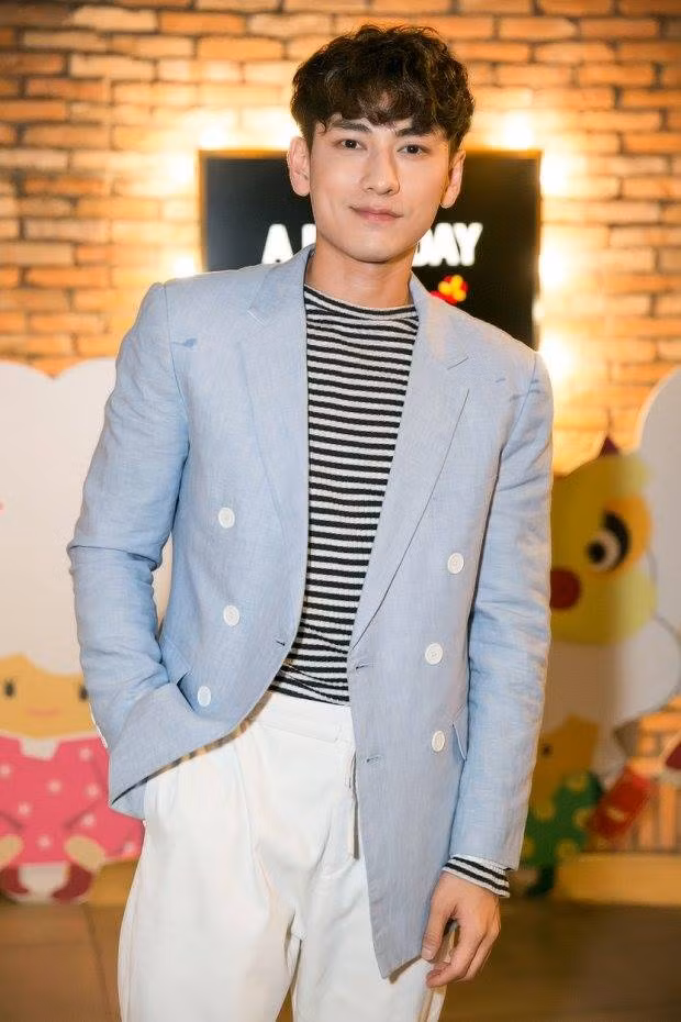 Tuy nhiên, cách mix đồ của anh vẫn rất trẻ trung và cá tính.