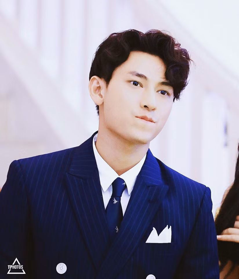 Anh cùng thường chọn vest màu xanh lịch lãm.