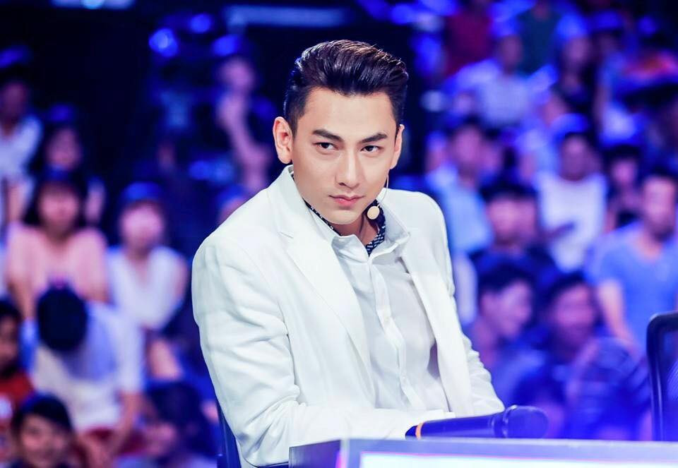 Sơ mi trắng phối với áo vest trắng rất bảnh bao.